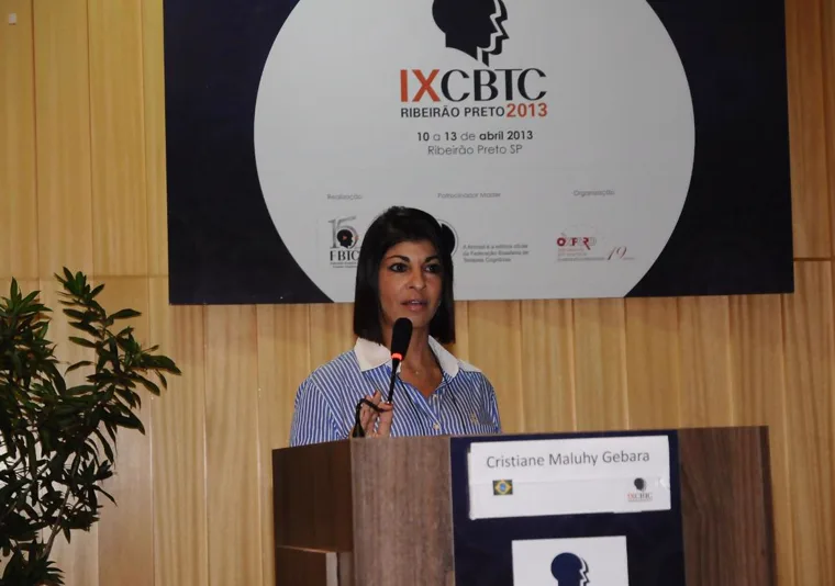 Cristiane Maluhy Gebara na palestra do IX Congresso Brasileiro de Terapias Cognitivas, em Ribeirão Preto